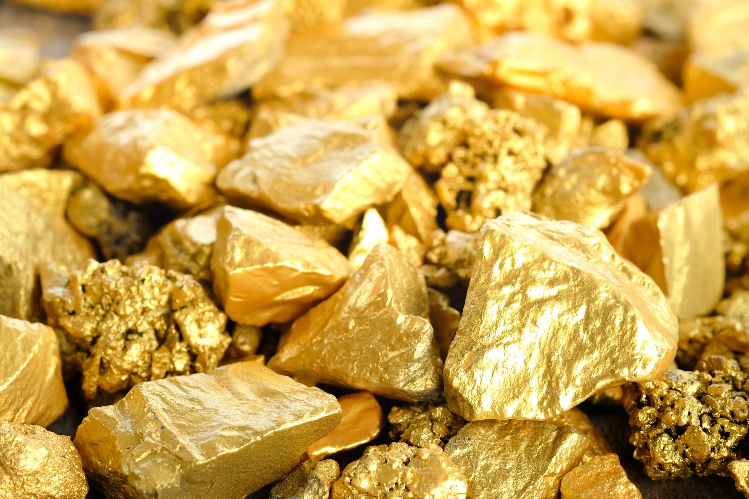 Gold stone. Самородок золота. Природное золото. Кусок золота. Золото сырье.